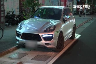 保時捷違停「待轉區」　騎士與車爭道