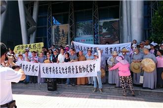 法師誦經抗議收容所　網友：慈悲心？