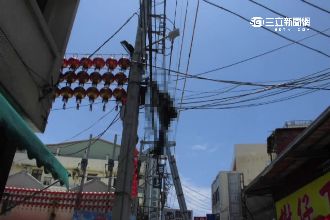 工人誤觸高壓電　昏厥電線桿上不治