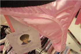 丁字褲,內褲▲圖／攝影者Lauren, flickr CC License
https://www.flickr.com/photos/lodigs/21537670/in/photolist-2Uop9-biGMFe-biGtrM-fTEWR-9GcCcq-34d7Qw-8jmGvm-gjL9W-biGsZ8-pVvFq-noc6Y-i2YEU2-8P29U8-2wnwb8-2wnvoi-biGvq4-4XkUzK-D816Z-rwYRmT-oSnrB-gjLb7-9desKX-AiueR-48N4TP-7pCvfK-dYYdu-5iCwwN-58VoN5-5iCwnG-okCBj-8JHEE-rEpfhL-dhekTE-d9Csq-biGvaF-biGu4p-biGtiD-biGt9z-rwYHwe-biGuxK-biHp2P-biHoNr-biHnUa-mYrQd-sjxe5-2eTzpE-bvdZCu-7CFDns-2e2B8d-rdFrM7