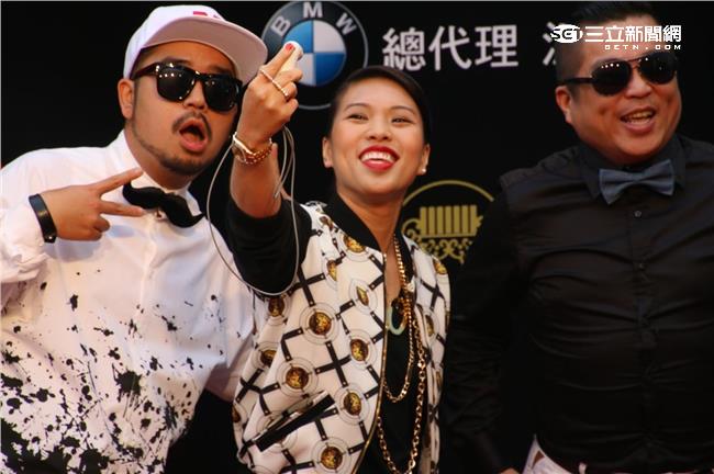 葛仲珊性感紅唇走紅毯　現場大玩自拍