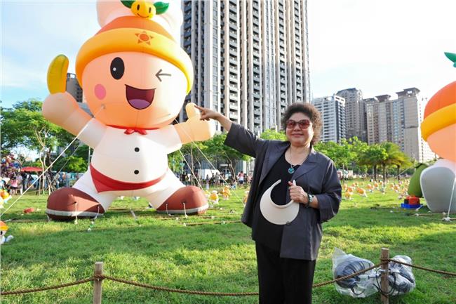 花媽嚴拒路跑灑粉　網友狂讚未卜先知