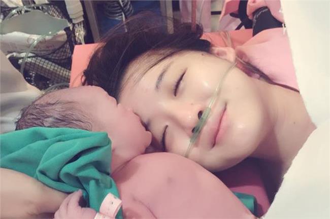 最美瞬間！阿沁女兒出生就愛笑親媽媽