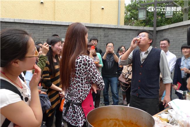 差點下跪！美食主持人竟被粉絲質疑