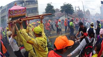 聞聲救苦！白沙屯媽祖進香勇腳向前行