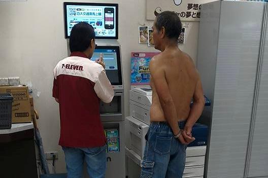 「想捐款但看嘸字」阿伯向店員求助