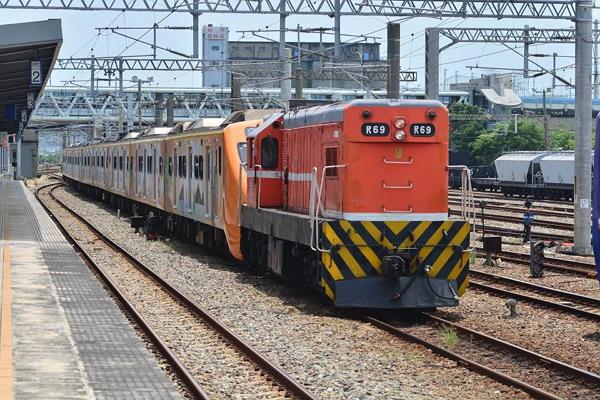 台鐵3152次區間車撞小貨車