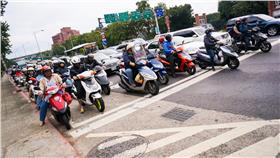 機車族
翻攝FLICKRhttps://www.flickr.com/photos/127072303@N06/14802078580/in/photolist-oy1wgo-oy2524-oQvayc-oy1kTZ-oqzB3f-ob7RgW-aA9KZR-oy1kL4-oNtkEb-oy24ia-bi4Dnp-dvoN49-rmDYaM-aA9GPv-7PeMe4-6Wh3TK-r55BHQ-7PiL8A-dFDwzs-r3kxKF-o4uLxB-r5cMcB-aL35PB-aAetms-aEQrDr-6WT1Yw-aJx7bK-aJx4di-aMaegK-btCTkn-aMyzmM-ego4NH-aN6Gfn-aJx9Rc-aAetLS-aQ3H6M-aXFdaz-aMbRYp-aPtw74-aXEWoi-bcwWYM-aXEMV6-aPtzfg-aPtyqt-aPtxEi-aPtvgZ-aPttFX-aPtsVV-aPts6V-aPtrj8