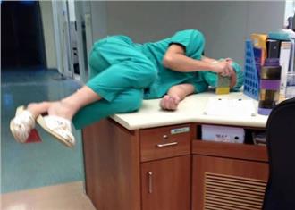 趁換藥半小時空檔　醫師累癱躺辦公桌