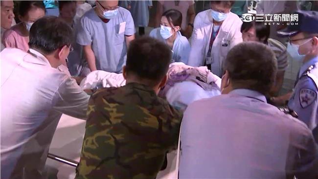 醫生女友回家了！抱男友痛哭：很害怕