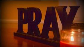 祈福－flickr　Teri Lynne Underwood
（https://www.flickr.com/photos/terilynneupics/8434934649/in/photolist-dRnfcK-9qyGF8-9KwuHk-omaZY-e9WEXJ-8RtXkw-6iskn5-q495ok-L2T8U-4pJSG-6istD9-5rmmCM-68Mihw-oNad4E-mtxkLJ-bfsdEe-6dB6v3-3bofBb-4MoTxS-BDoV8-6BKS2a-kRwkj8-8SZgEk-4mWFJP-u295Gp-omT2YQ-iRNxwR-8GsrkR-ftN3ix-fC12UG-7GZJan-6uEWCu-pZWRJc-e9WEY9-37pKMc-nQntn5-aip4uZ-8uhyNj-6uAqJ6-8TYQJy-fibZKV-3nbnzX-doiuSu-7LLo4c-iQQKM2-pkLGiG-eSUNfT-9qcLRF-T8ai-5jbGRE）