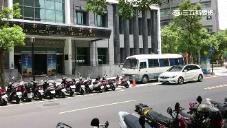 耍官威？公務車黃線停1小時　卻回…