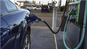 加油(圖/flickr Robert Couse-Baker)
https://www.flickr.com/photos/29233640@N07/17078662316/in/photolist-s2bBi7-jXxdz8-P4nhC-iR3WW-5y9uj6-bjHj6L-g7LJg4-ccEmUJ-8ovC1o-bK33R-acmoad-8osqDt-9qE7Mt-s8iUYd-q9pjnE-cwy49A-bCz8RY-qDoK6-r7WJZ3-qUbGse-dTALdG-rDrgxW-7FFMst-6fh5AR-6bChzK-5k1Z77-j3RJCN-5ZHh6x-9ejpCJ-pFwriS-5LHVYx-9j8Qb8-bp7UoS-oQNycp-oQY11N-4hfuNq-bvftxv-pkQ345-78xK4D-ifniQ-oyvPYB-oyvQ4r-oyvemd-fbDnpD-oQJ1Wx-oyvsq7-6RAXGV-cvKtFq-9VxTFH-4hAttg/