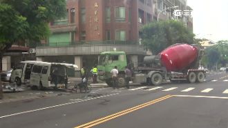 混凝車撞復康巴士　司機：我不知道