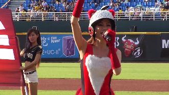 謝金燕職棒開球　性感貓女裝吸睛