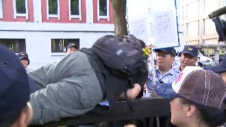 學生「退回課綱」　突襲教育部遭上銬