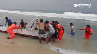 蓮花發威！小琉球掀大浪打翻膠筏