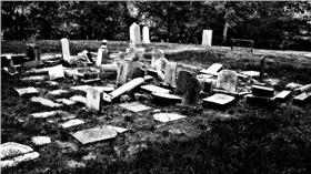 墳墓、亂葬崗／flickr-NCinDC／https://www.flickr.com/photos/ncindc/10451714224/in/photolist-gVzLvo-92tQM6-6MaaL3-LFpPU-7hNCJo-5s6pUm-Mbiqf-b95rLF-91U84e-gnem4D-81Erq5-aH7o3r-s11oy-aDsnZV-2Qywms-2at3fc-2at38M-9MUYRF-q5b6k8-dZs7rY-ahMzzS-dZsa2C-jTToh-ectNKu-vKzFC-a85791-okRd5V-4US9V4-4US6Vz-6E3jbp-Hogza-nSuFE2-fDHM1P-aCNPM7-4Gy8x-7zDNhq-8kfiKV-LKDCU-8eEi98-3cHFp2-qbUzQj-duxep2-bQ2XZR-3jwvfX-5FeLfu-4AEKBM-kow9yK-ckY2b-8aqUji-vwG3Q9