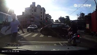 影／「叭」聲惹禍！街頭攔車火爆混戰