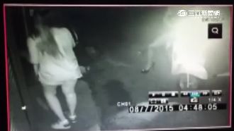 變態壯男短裙下掏出XX猥褻逞快感