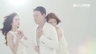 王識賢甜牽曾莞婷　爽被李燕背後環抱