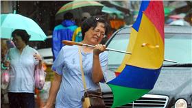 颱風,雨傘,大雨,強風,豪大雨 (達志影像／美聯社)