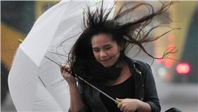 颱風,雨傘,大雨,強風,豪大雨 (達志影像／美聯社)