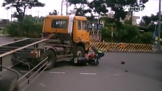 機車撞拖板車！女騎士捲入車底竟沒事