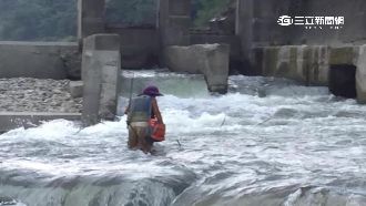 開水門沒廣播？數名釣客險遭沖走