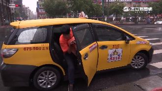 颱風天業者下重本！外送員搭小黃送餐