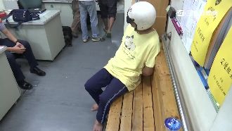 悚！裸父抱兒癱坐路邊　2歲童已死亡