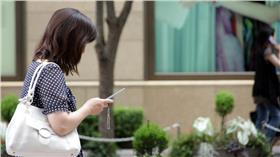 李家同,智慧型手機,低頭族,思考,問題
圖／攝影者OiMax, flickr CC License
https://www.flickr.com/photos/oimax/3800475934/