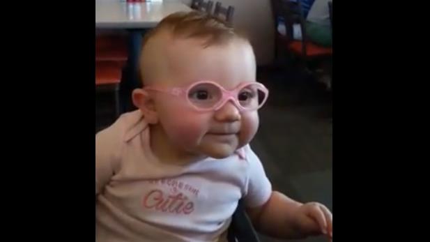 弱視女嬰首次看清爸媽　燦笑模樣超萌