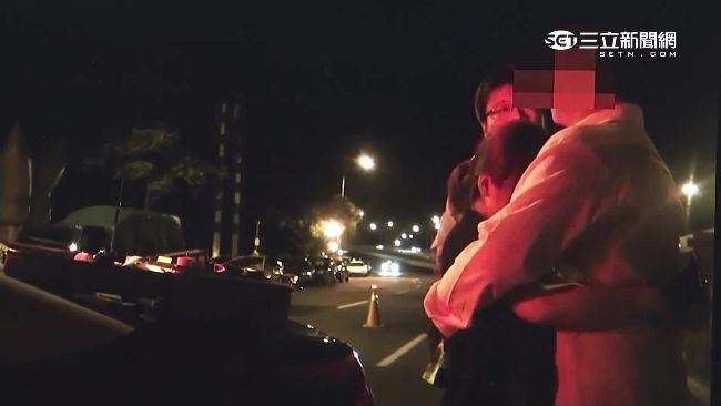 有事嗎？男酒駕被抓　女友落淚吻別