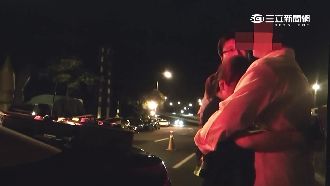有事嗎？男酒駕被抓　女友落淚吻別