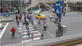 斑馬線,設計,交通安全,首創,公路總局
圖／攝影者Connie Ma, flickr CC License
https://www.flickr.com/photos/ironypoisoning/12218120425/in/photolist-8FbzFS-movBs8-oT8Qj4-c5FiU3-noBbnF-pdqRc6-jBF4wH-cQjzUG/