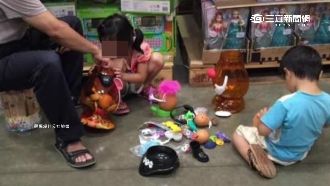 最壞身教！家長沒付錢拆玩具給小孩玩