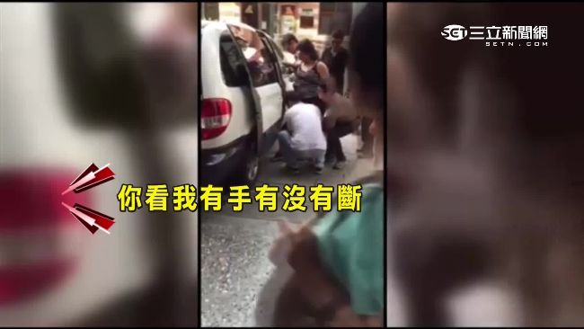 女嫌犯力大無窮　4男警硬推上警車