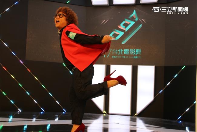 不要這樣！納豆穿紅色高跟鞋嬌媚走秀