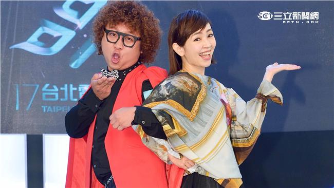 太閃了！納豆有空檔就和女友視訊聊天