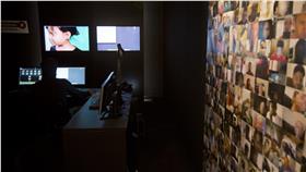 監視器監控偷拍（圖／美聯社／達志影像）