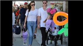 米蘭達克爾
翻攝每日郵報
http://www.dailymail.co.uk/news/article-3159583/Evan-Spiegel-Smitten-Kitten-Snapchat-founder-Miranda-Kerr-spotted-flower-shopping-Farmers-Market-days-flying-LAX-together.html
