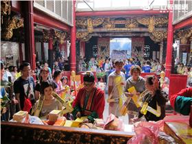 信眾參加「夯枷儀式」