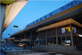 松山機場／flickr－Yu-Ching Chu
（https://www.flickr.com/photos/yuchinmchu/4901208887/in/photolist-oGTYTy-oqqSc5-oqrbzL-oGTYDq-oqrCYB-oqqsU3-oETkp1-oqqP8C-oETon5-8t6YDv-bVGdJH-8Ccubp-euqQWW-8CfFos-8CfCWQ-8CfEaj-jYbFN-rkWqYS-oQAR3x-oQz25Y-oy79xG-oQjYNa-oQAQJX-oy791E-oy7a7C-oy7qUC-oQz2Ud-oNz38A-oy71vi-oQAQB2-bNAqx8-bNAqEr-bzFMk7-2cKcFi-bzFLvy-bNAq2n-bNApUX-bzFLfq-bNAqqX-bzFLRj-bzFLKN-bzFL9L-bNApwR-bNApQx-bzFLCU-4ngN31-4ngN7q-4ngNgS-4ngNbN-4ngMWs）