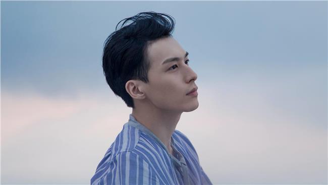 嚴爵唱《軍官》片頭曲MV難過獻初吻