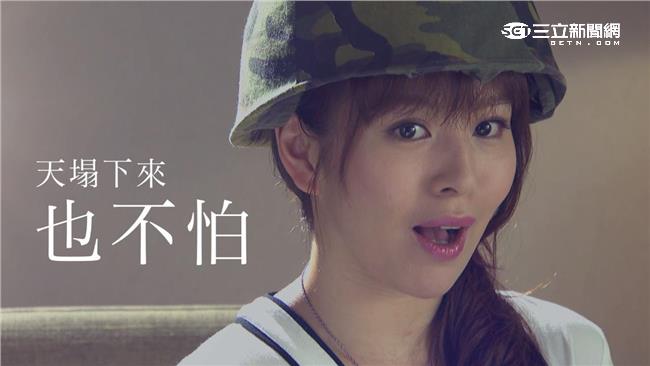 叩叩叩！新軍中情人劉品言美美現身！