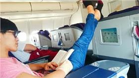 蘇打綠家凱搭商務艙翹腿照/翻攝自吳青峰微博