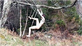 全裸藝術家
翻攝
每日郵報http://www.dailymail.co.uk/news/article-3164073/Naked-artist-stuck-tree-three-hours-filming-performance-won-award-video-called-Hanging-Woods.html