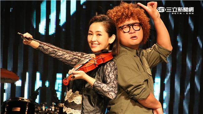 蔡燦得拉小提琴　納豆下跪大喊「娘」