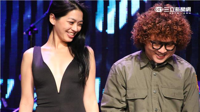 康妮媚大爆乳秀指功　納豆很乖沒亂看